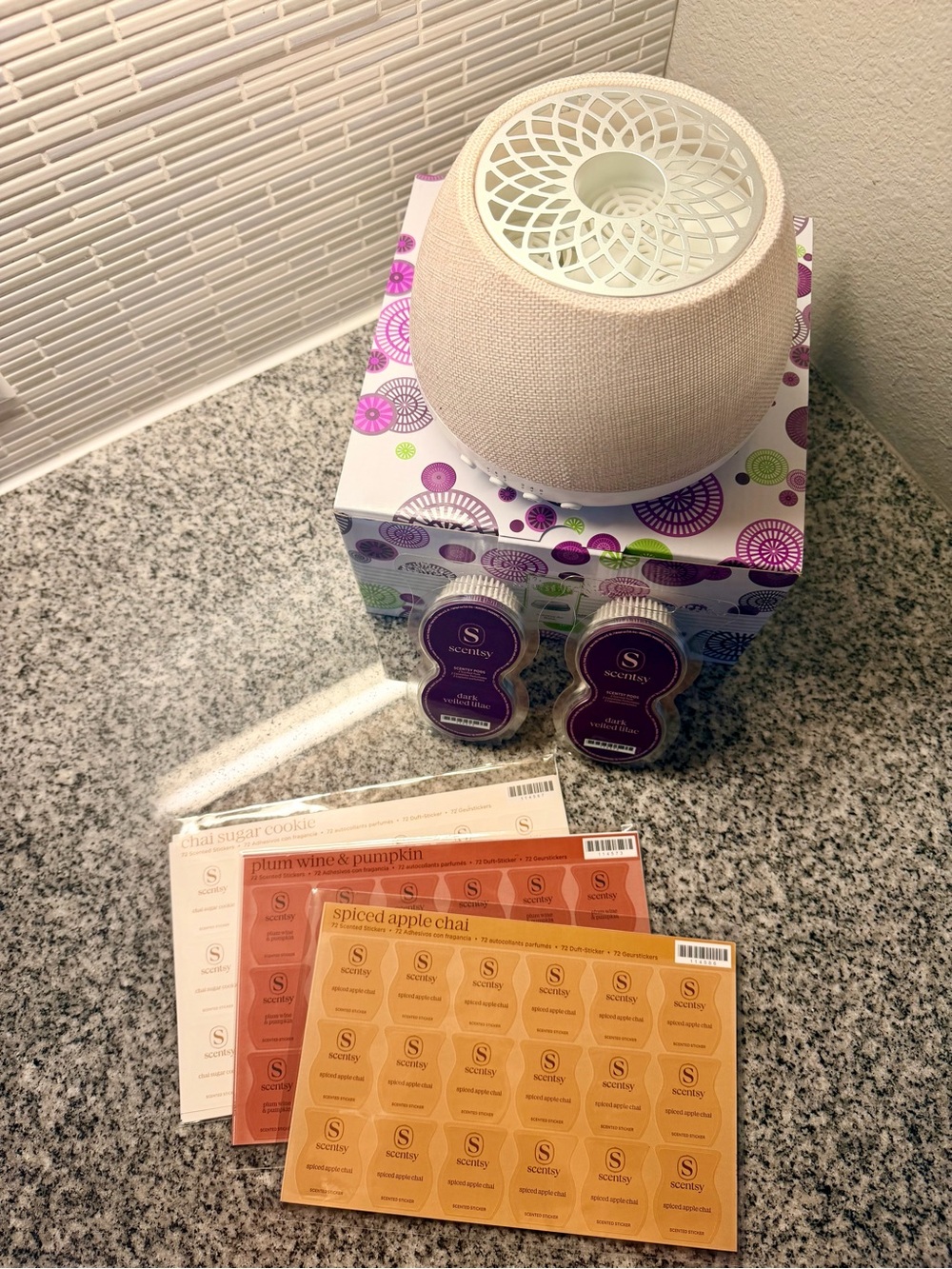 Scentsy Air Quad Diffuser & 2 pack pods: White/Linen color - Dark Lilac scent